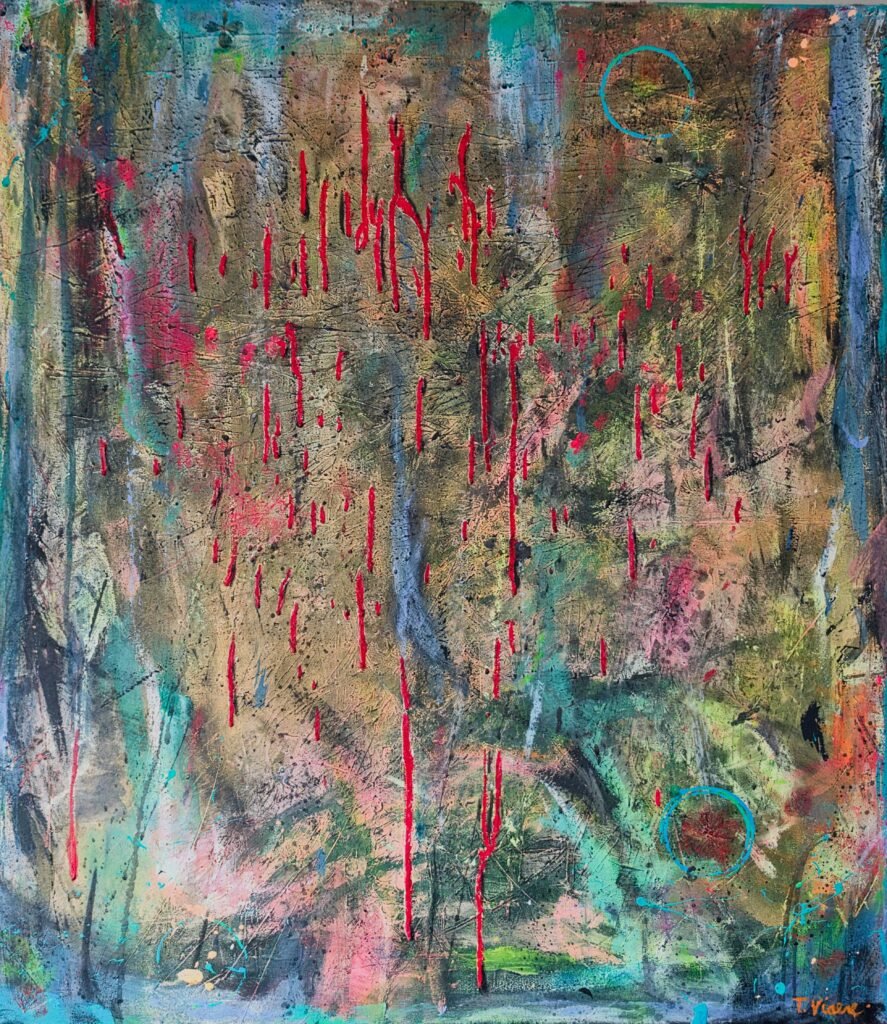Abstract schilderij met een gelaagde, verweerde textuur in groen, blauw en bruin, doorsneden door verticale, felrode verfdruppels.