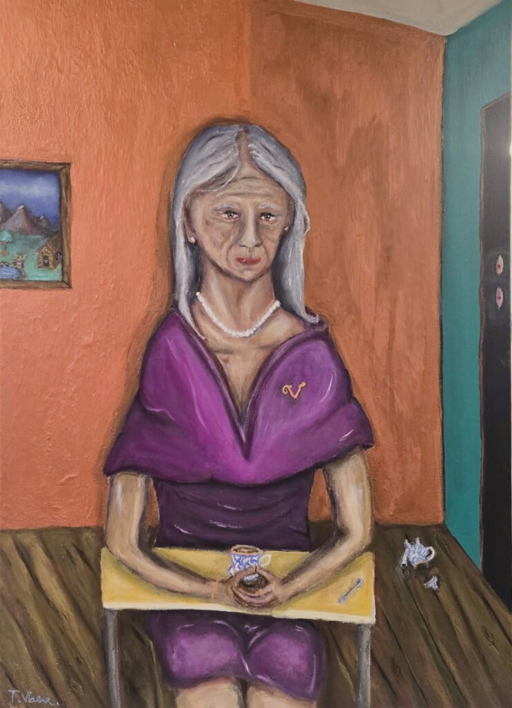 Oudere vrouw aan een gele tafel met gebroken servies en ogen in een donkere deuropening, symbool voor jong leven, oud leven en de dood.
