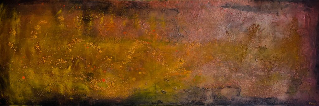 Langgerekt abstract schilderij in warme goud-, bruin- en koperkleuren met een korrelige, zanderige textuur en oranje verfspetters.