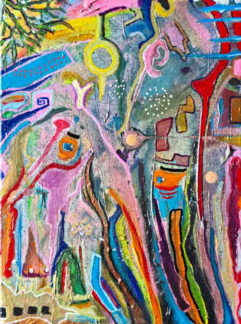 Middelste paneel van een drieluik met een grijze textuurachtergrond, roze en rode lijnen, gouden cirkels en een abstract gezicht met een blauw oog.